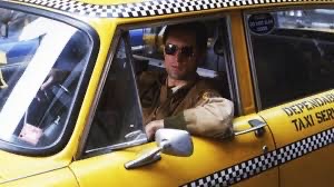 Taxi Driver: Discesa nell’Oscurità di una Metropoli Malata taxi driver frame